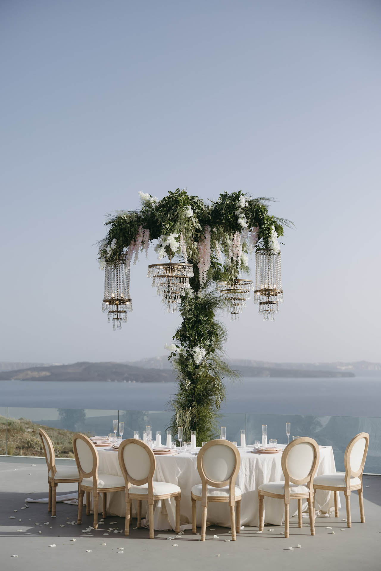symbolic wedding in Santorini - the four-piece hanging chandelier