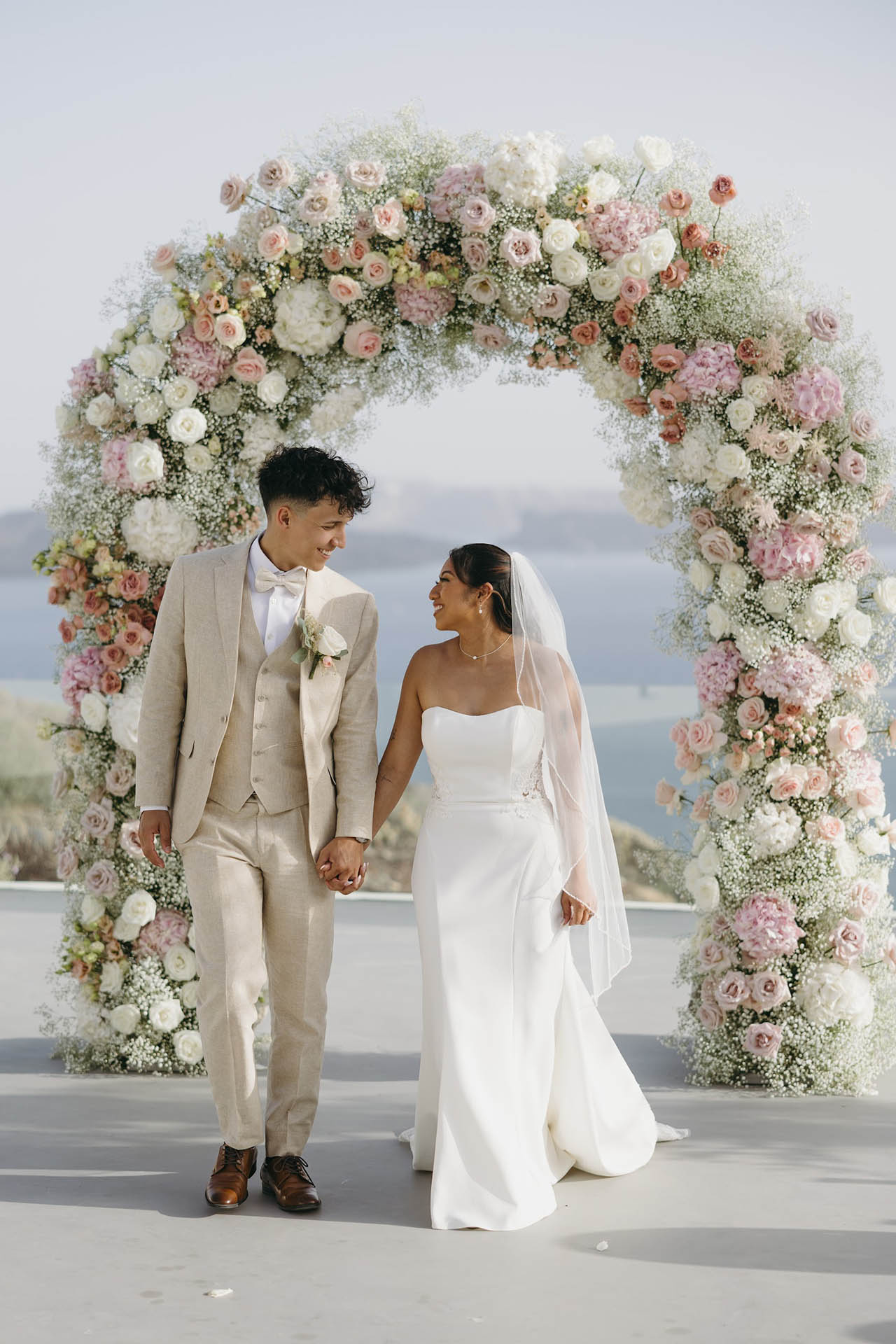 symbolic wedding in Santorini - the couple and the arch