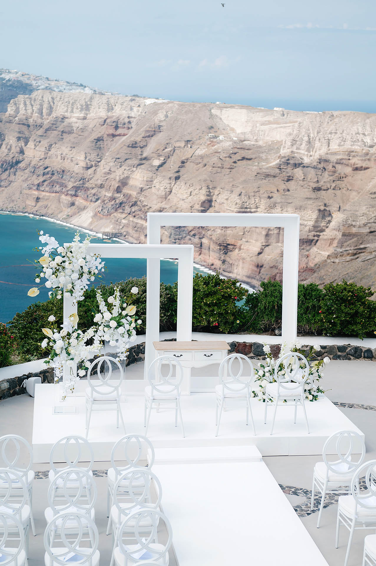 wedding while pregnant - wedding decor and the panorama view in Santorini